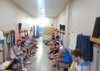 Los componentes de la plantilla en el vestuario en los momentos previos a ponerse a las órdenes del preparador físico Miguel Martínez Duarte.