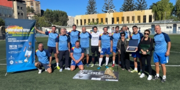 Los familiares de José Carlos posan junto al equipo de la Autoridad Portuaria.