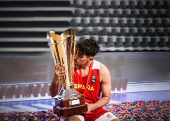 El jugador valenciano besa la copa de campeón de europa Sub-20 lograda este verano con el combinado nacional.