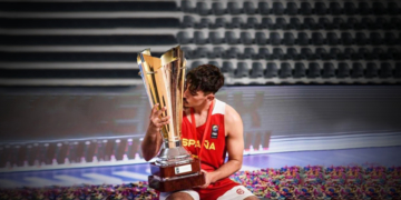 El jugador valenciano besa la copa de campeón de europa Sub-20 lograda este verano con el combinado nacional.
