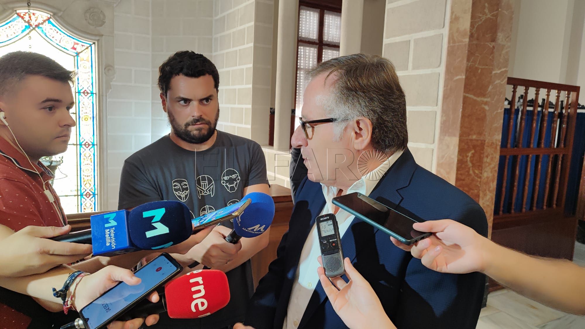 De Castro califica de “fuera de la ley” la gestión del Gobierno Imbroda