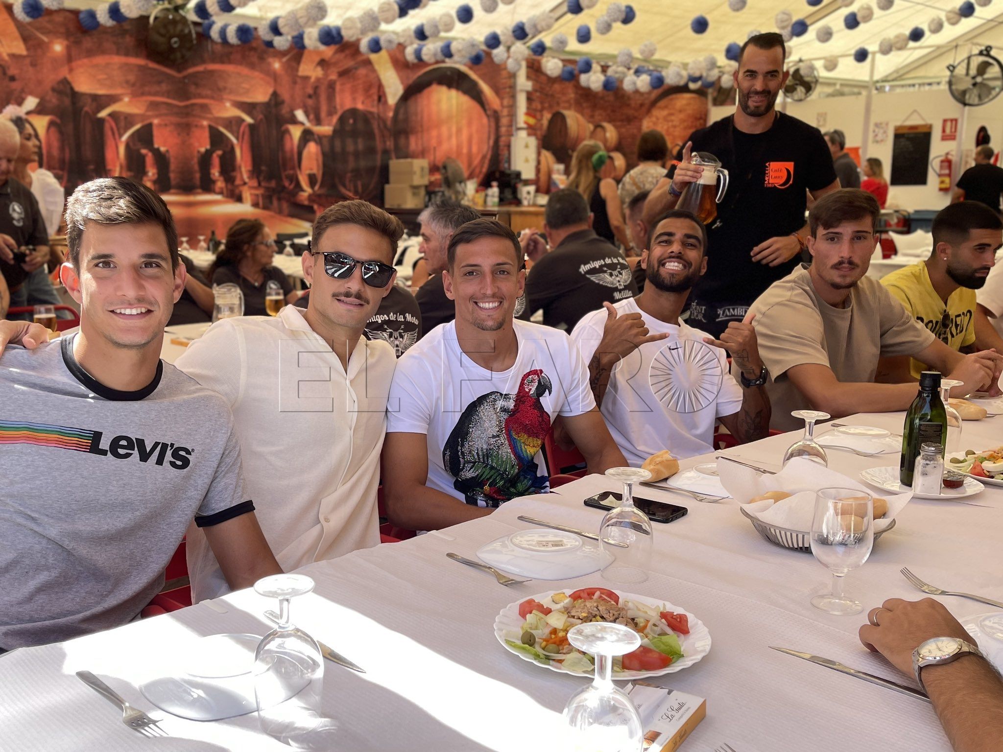 Tras el entrenamiento toda la plantilla de la UD Melilla a la Feria