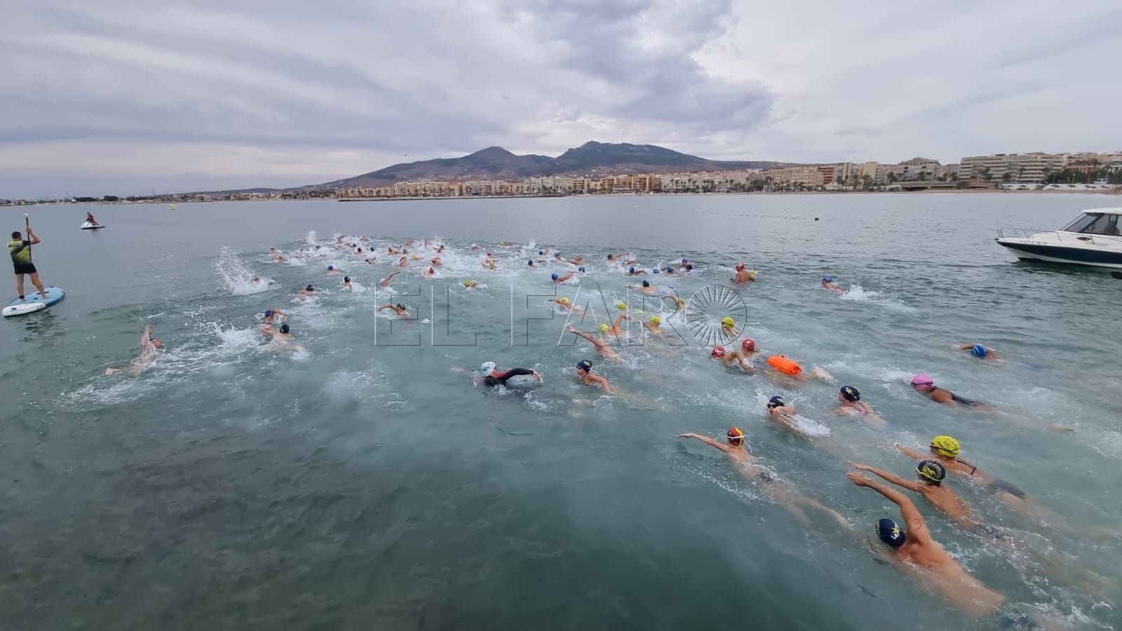 Álvaro Martínez y Sofía Uasani, vencedores de la LIV Travesía a Nado