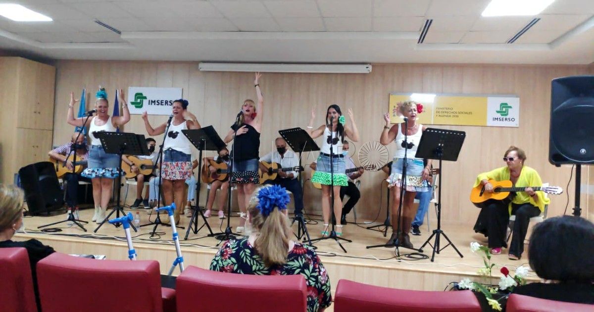 La Escuela de Flamenco le canta a los mayores de Melilla durante la Feria