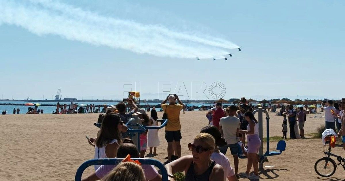 Una exhibición militar anima a los melillenses en el Día de Melilla