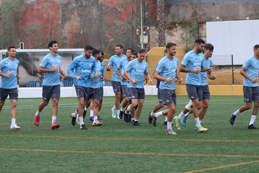 La lluvia fue la protagonista en la vuelta al trabajo de los azulinos