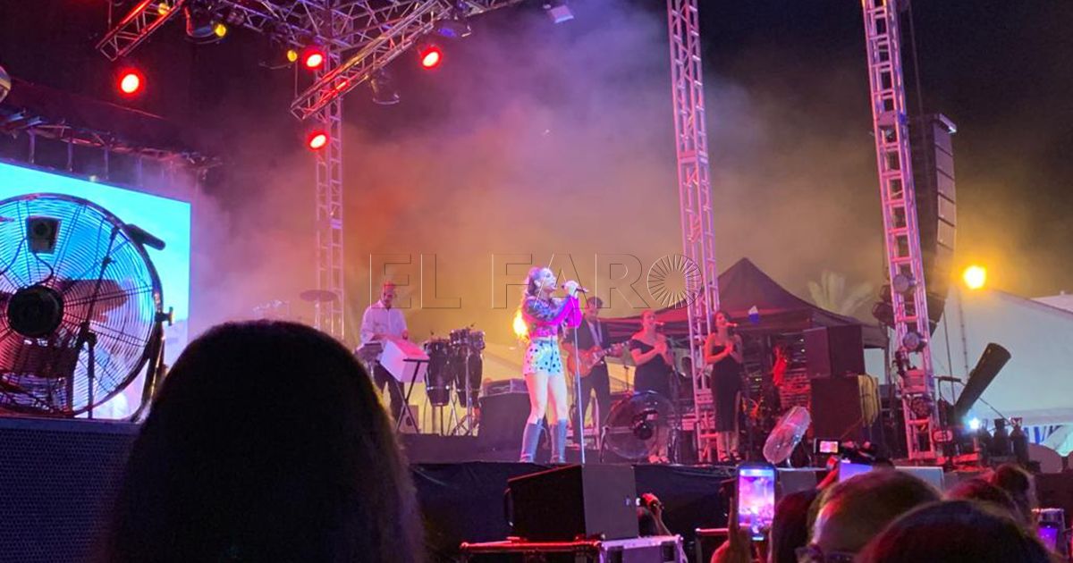 India Martínez desata la locura en la Feria de Melilla