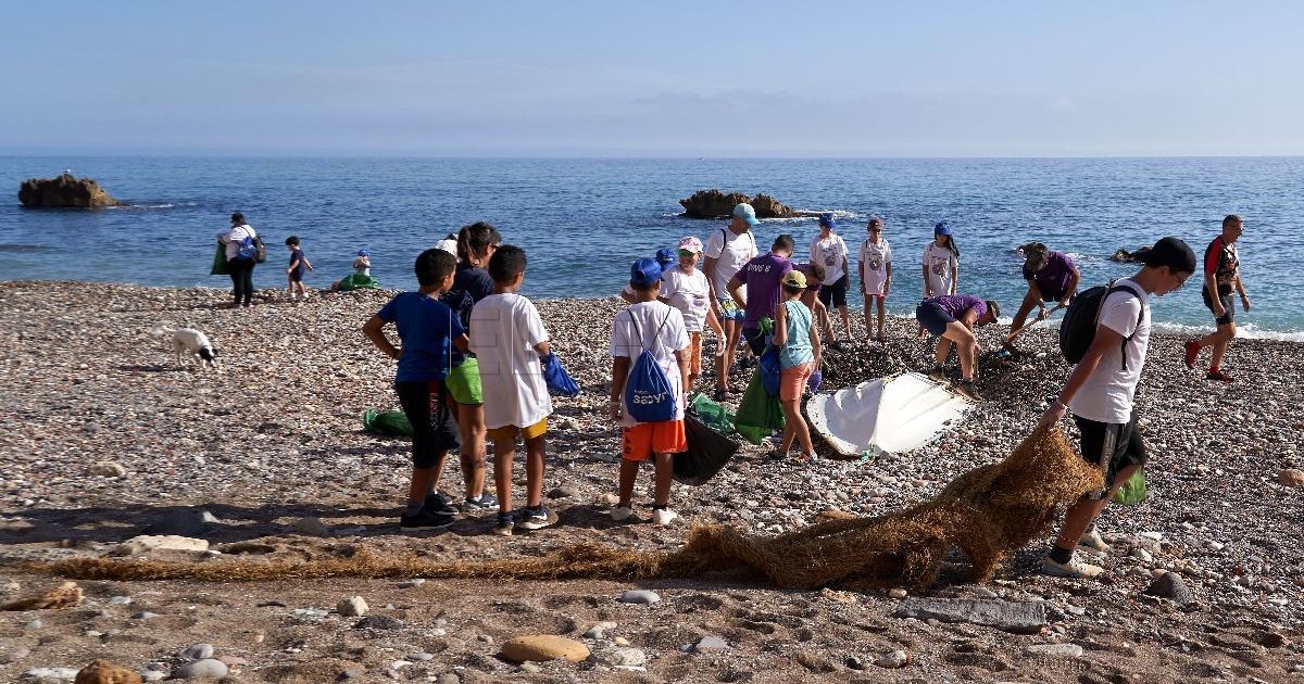 Melilla: 300 voluntarios retiran 1.500 kilos de basura de Horcas Coloradas y Aguadú