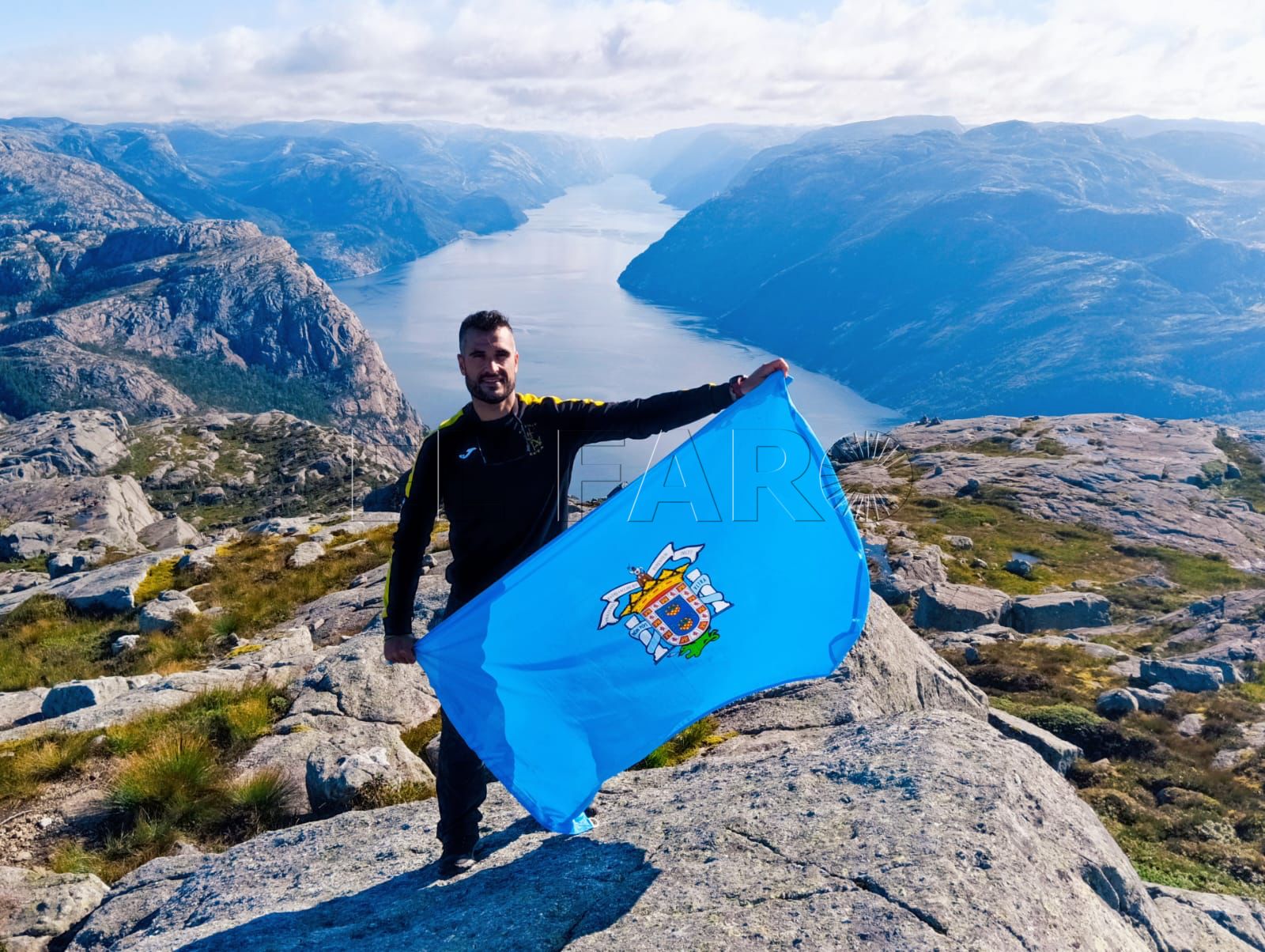 José, el melillense que lleva la bandera de su ciudad hasta el Preikestolen de Noruega