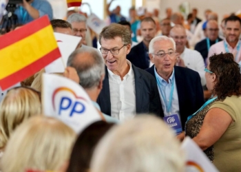 Feijóo (al centro), durante la clausura del XIII Congreso del PP de Melilla. Foto: David Mudarra.