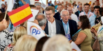 Feijóo (al centro), durante la clausura del XIII Congreso del PP de Melilla. Foto: David Mudarra.