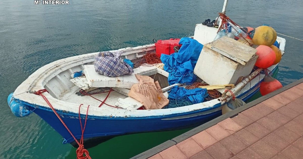 Detenidos los patrones de una patera tras tirar al mar a 5 migrantes cerca del puerto de Melilla