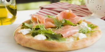 Pizza con salmón ahumado