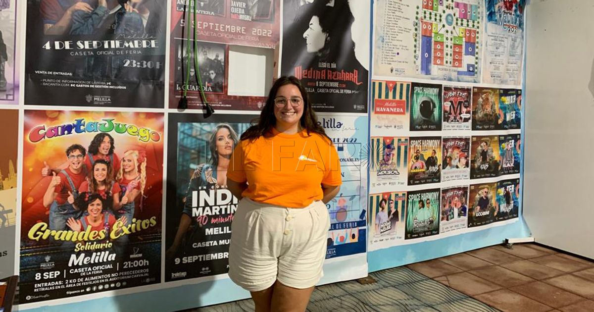 Los abanicos de papel, lo más demandado en el punto de información de la Feria