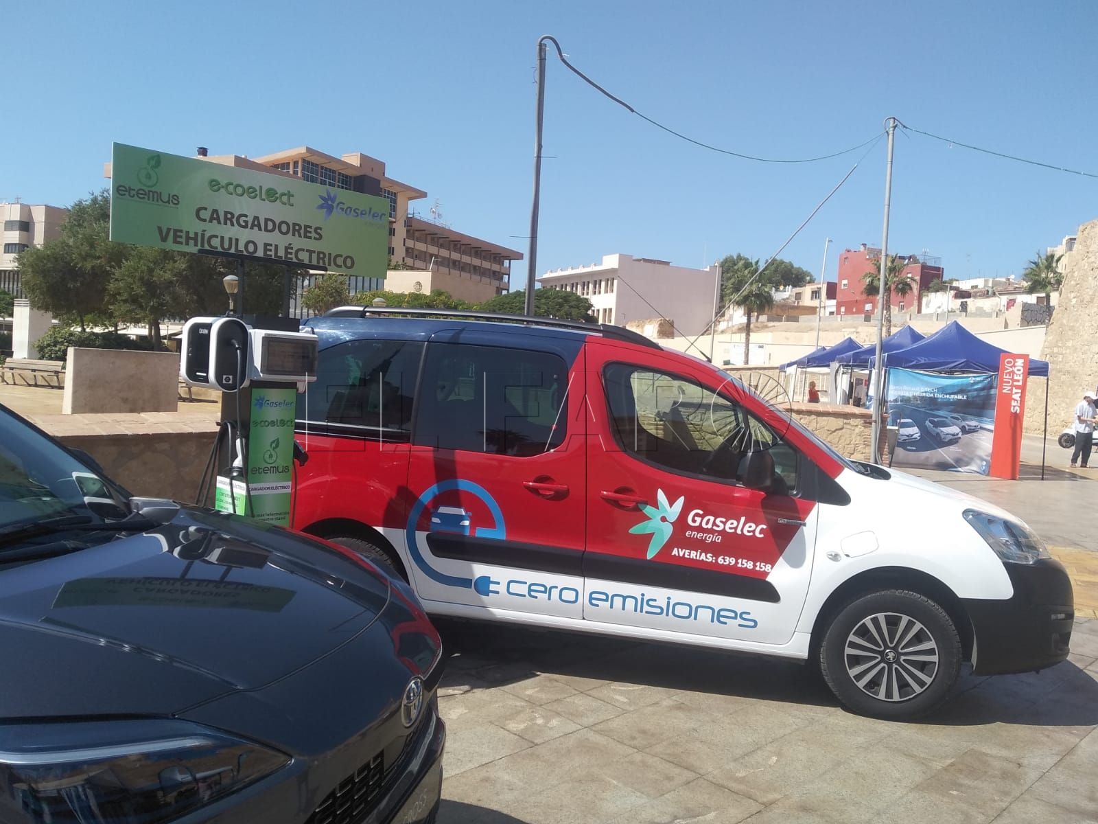 Un encuentro sobre transición energética descubre las ventajas de los coches eléctricos o de las placas solares