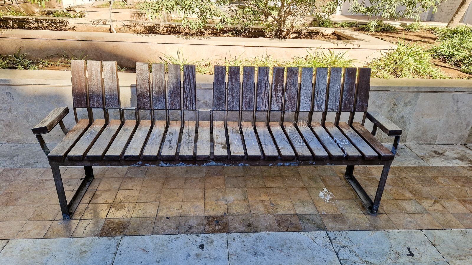 Podemos lamenta el estado de "abandono y dejadez" de la Plaza de la Cruz Roja