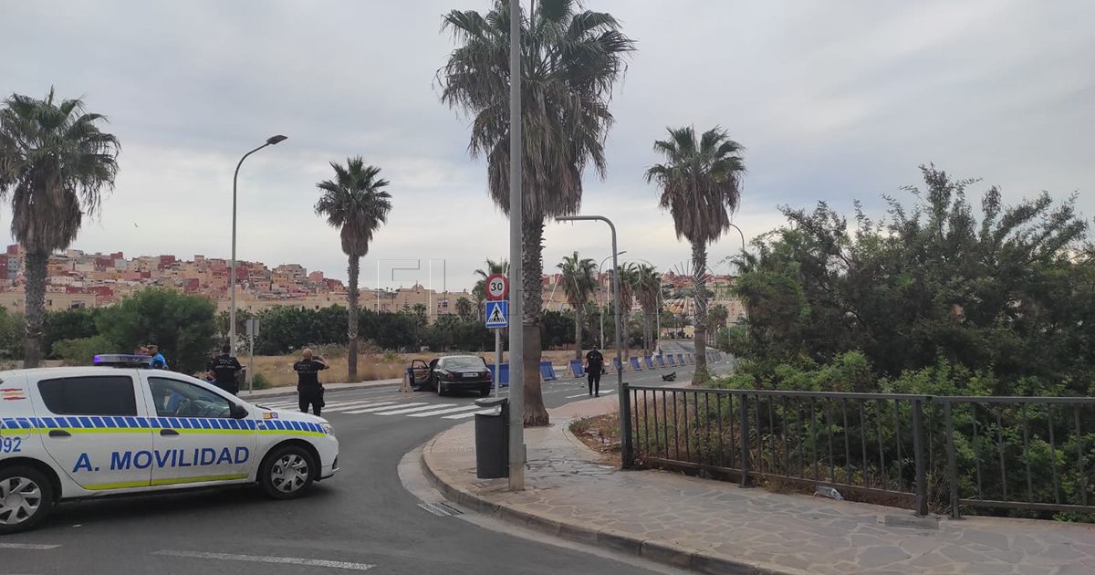Un conductor se da a la fuga, y otros dos ocupantes son sorprendidos, presuntamente, con arma blanca, tras un accidente en Las Palmeras