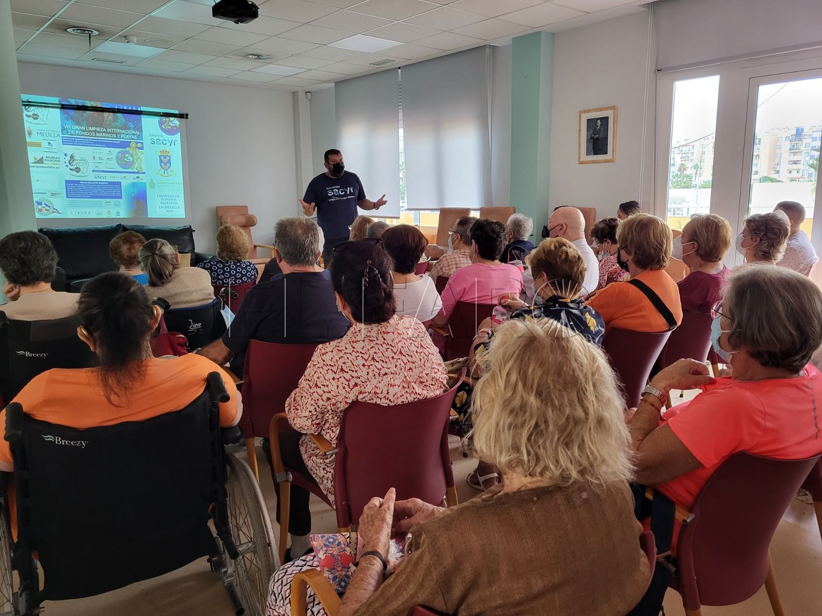 Charla a los mayores sobre la limpieza de fondos marinos