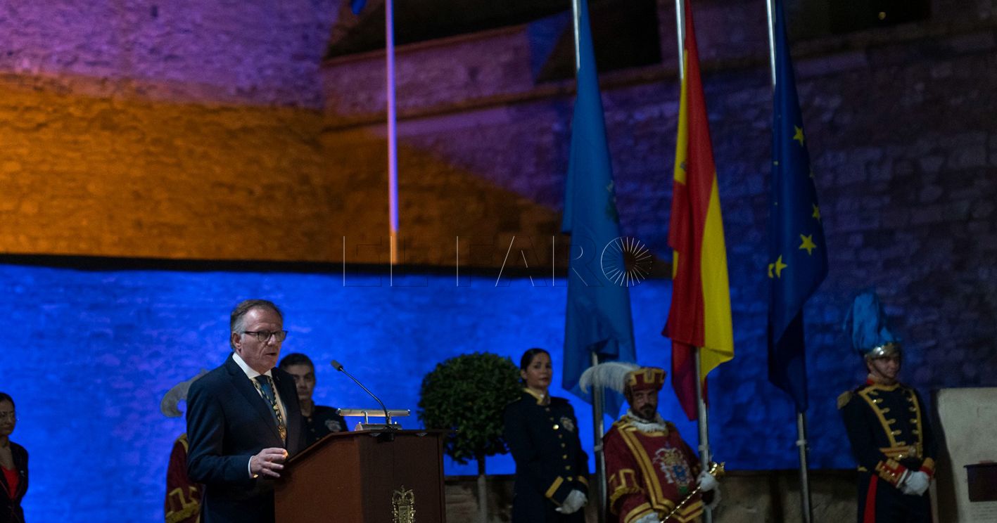De Castro arremete contra el PP en su discurso por el día de Melilla