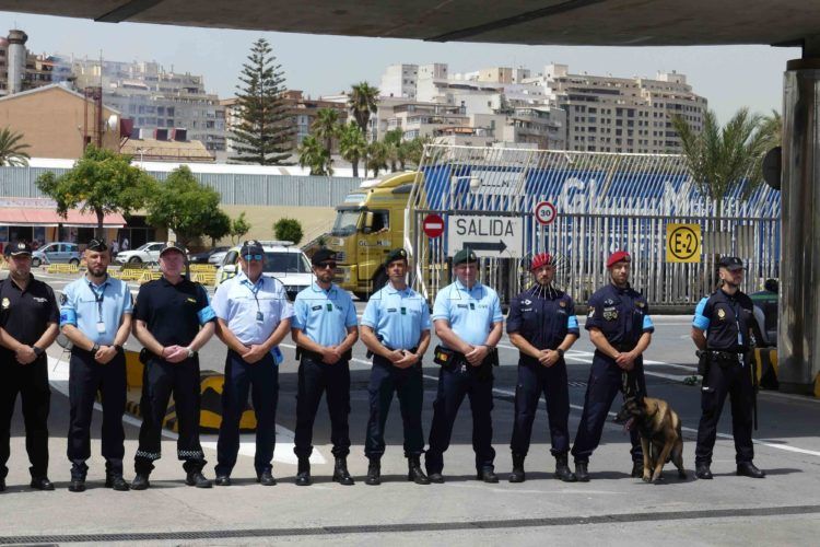 La UE repite que es España quien puede pedir una misión de Frontex en Melilla y Ceuta