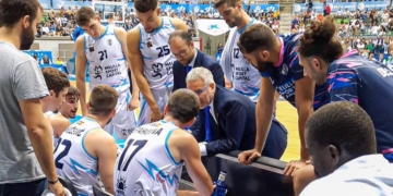 Óscar Lata dando instrucciones a sus jugadores en el partido disputado este pasado fin de semana en tierras burgalesas.