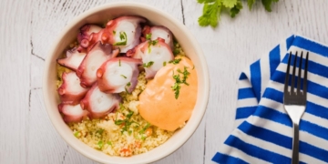 Pulpo con lactonesa de pimentón y cuscús de verduras. Foto: Aguinamar.