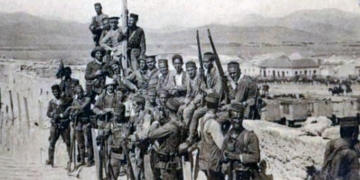 Soldados del regimiento de Infantería 'La Corona' al pie de la bandera colocada en la Alcazaba de Zeluán durante la Campaña del Rif en 1921.