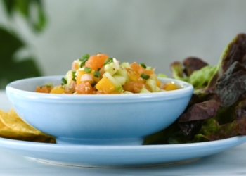 Tartar de salmón con cintas de salmón ahumado. Foto: Royal.