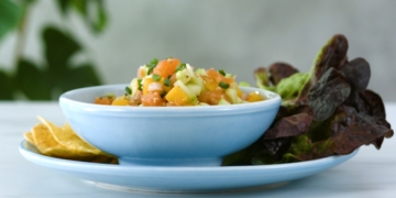 Tartar de salmón con cintas de salmón ahumado. Foto: Royal.