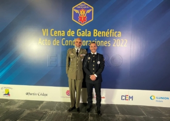 El brigada Julio Gutiérrez (izquierda) y el policía local Álvaro García (derecha).