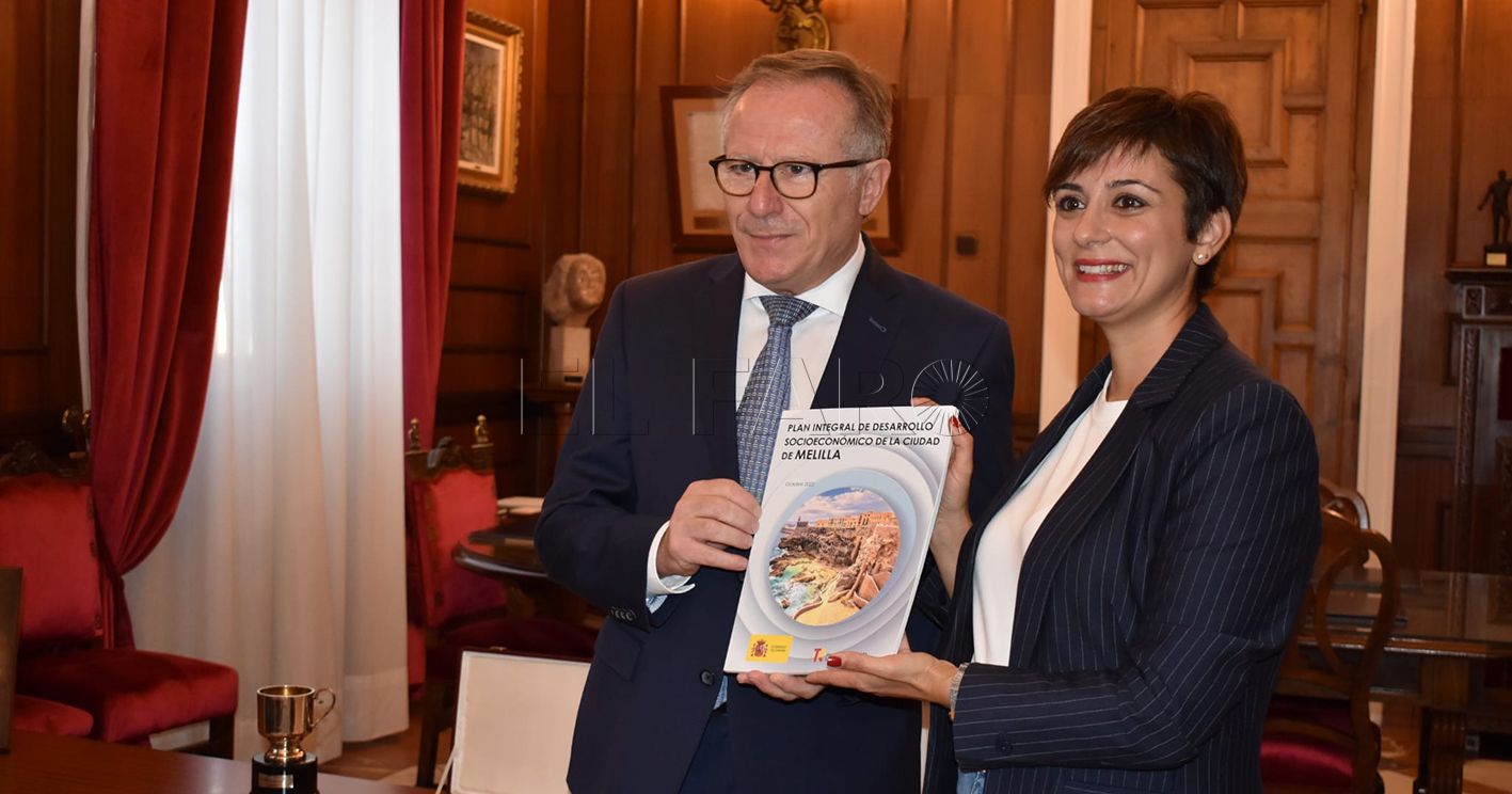 Isabel Rodríguez firma el Libro de Oro de la Ciudad durante su visita a Melilla
