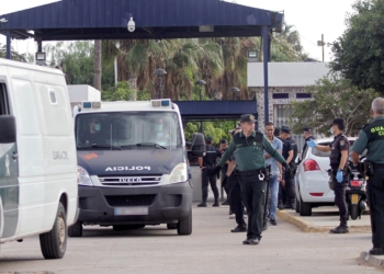 GRAF1687. MELILLA, 21/10/2018.- Efectivos de la Guardia Civil y Policía Nacional trasladan a los inmigrantes de origen subsahariano tras el salto que han realizado hoy a la valla que separa la ciudad española de Melilla, fronteriza con Marruecos, en un nuevo intento masivo de entrar de manera irregular en España. El salto se saldó con un inmigrante fallecido y un total de 25 heridos -19 subsaharianos y seis guardias civiles- según los datos facilitados por la Delegación del Gobierno en Melilla. EFE/ F.G. Guerrero