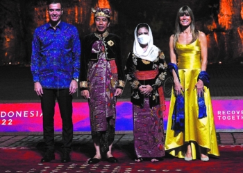 NUSA DUA (INDONESIA), 15/11/2022 (EFE).- Los líderes del G20 se vistieron con las tradicionales camisas indonesias batik para asistir hoy a una cena de gala en la primera jornada de la cumbre que se celebra en la isla de Bali (Indonesia), a la que acudió el presidente del Gobierno, Pedro Sánchez (i), y su mujer, Begoña Gómez (d). El presidente indonesio, Joko Widodo, recibió a los líderes vestido a su vez con un gorro udeng y una falda saput, empleados en ocasiones especiales como ceremonias religiosas balinesas. EFE/ Moncloa Pool/Borja Puig de la Bellacasa SOLO USO EDITORIAL/ SOLO USO DISPONIBLE PARA ILUSTRAR LA NOTICIA QUE ACOMPAÑA/ (CRÉDITO OBLIGATORIO)
