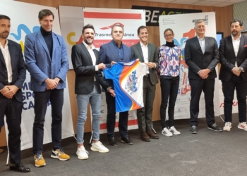 En el acto de presentación se le hizo entrega de una camiseta de la I Maratón Melilla Sport Capital al secretario de Estado para el Deporte y presidente del CSD, José Manuel Franco.