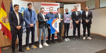 En el acto de presentación se le hizo entrega de una camiseta de la I Maratón Melilla Sport Capital al secretario de Estado para el Deporte y presidente del CSD, José Manuel Franco.