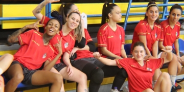 Bía, primera por la izquierda, no se obsesiona con el gol y solo piensa en conseguir títulos con la escuadra melillense que entrena el gallego Morenín.