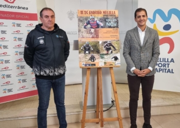 Paco Alonso y el consejero Rachid Bussian junto al cartel anunciador de la prueba de Enduro que se va a disputar entre la tarde del sábado 19 y la mañana del domingo 20.