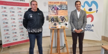 Paco Alonso y el consejero Rachid Bussian junto al cartel anunciador de la prueba de Enduro que se va a disputar entre la tarde del sábado 19 y la mañana del domingo 20.