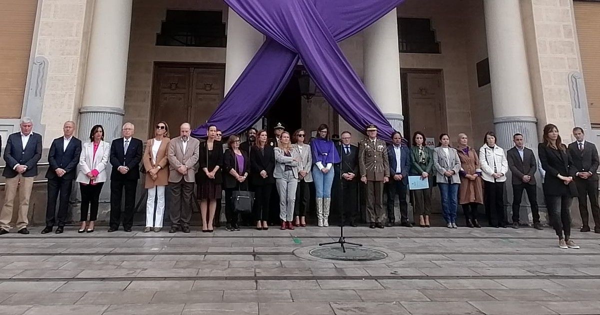 La Asamblea de Melilla, excepto Vox, se reúne para reivindicar la lucha contra la violencia de género por el 25N