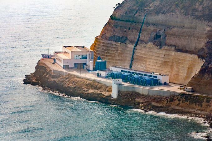 Obras de emergencia para reparar un socavón en la desaladora