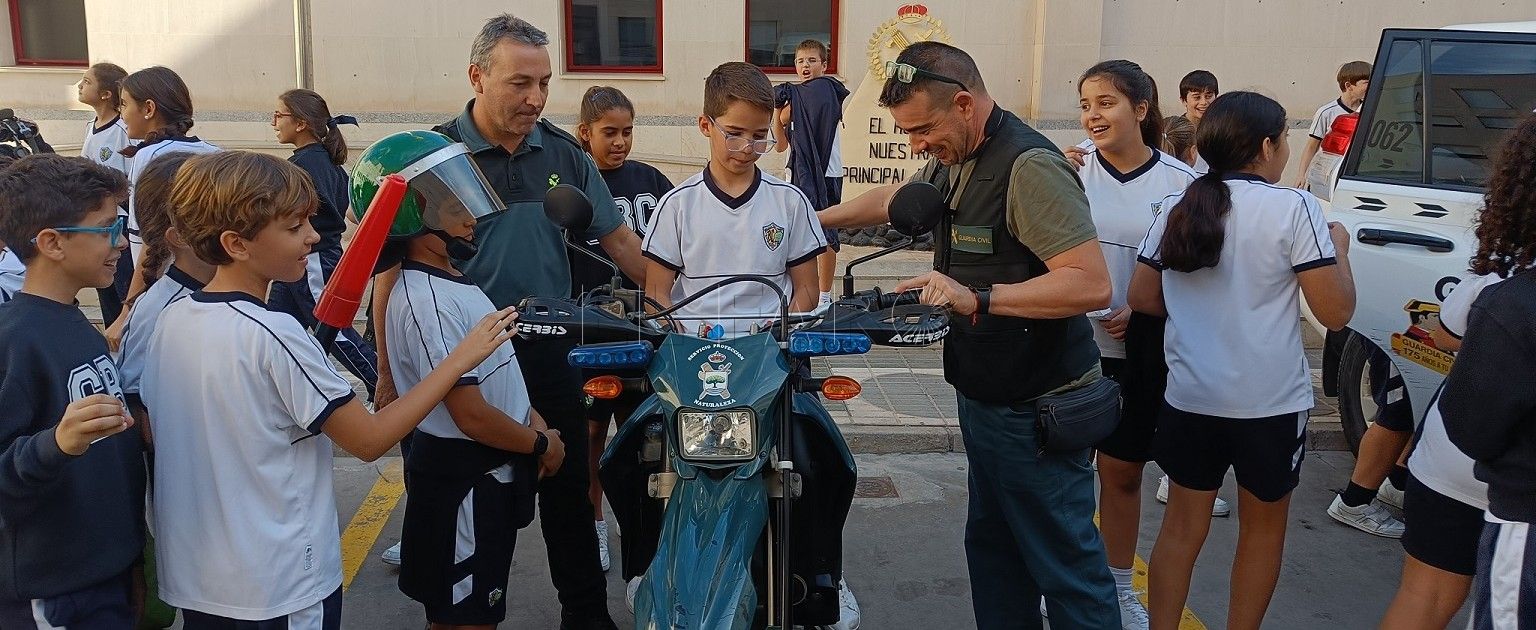 Alumnos y profesores del colegio Buen Consejo visitan la Comandancia de la Guardia Civil de Melilla