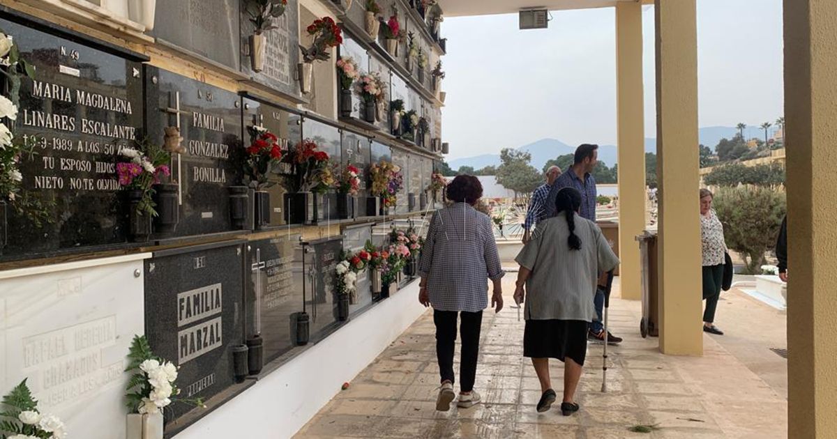 El cementerio de La Purísima se llena por el Día de Todos los Santos