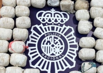 Sorprendido en una calle de El Real con casi 8 kilos de hachís encima