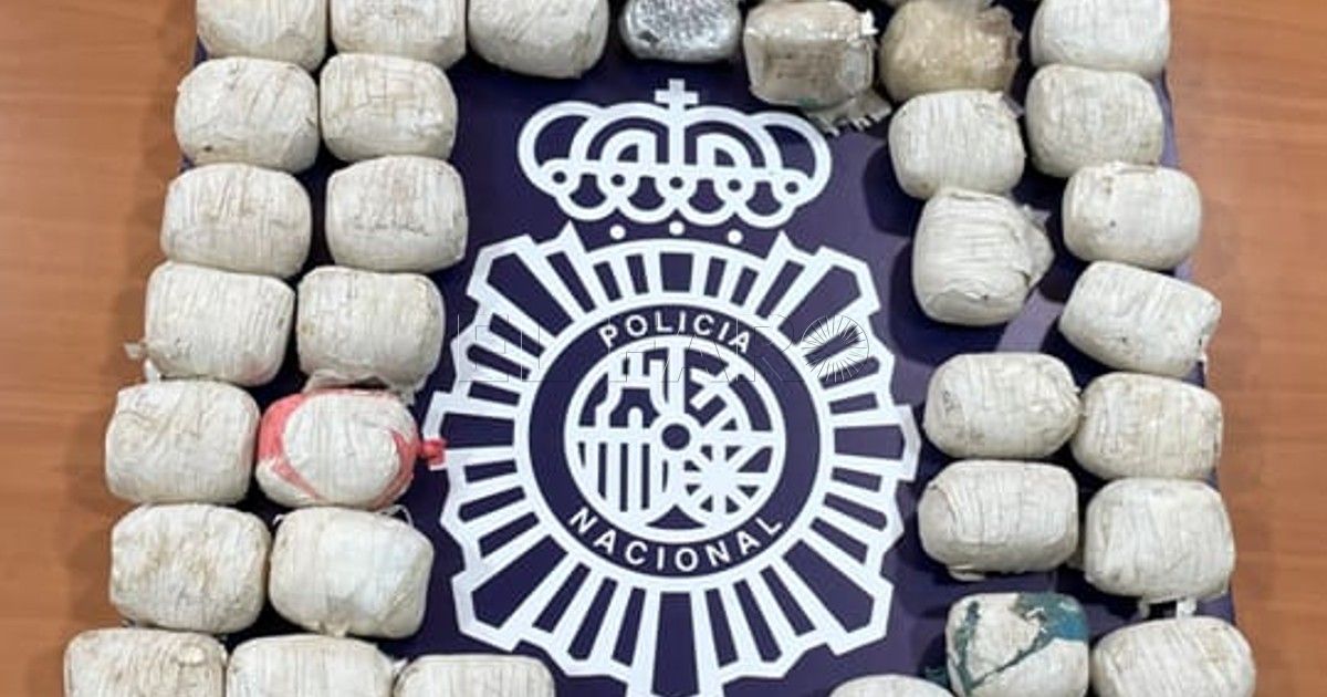 Sorprendido en una calle de El Real con casi 8 kilos de hachís encima