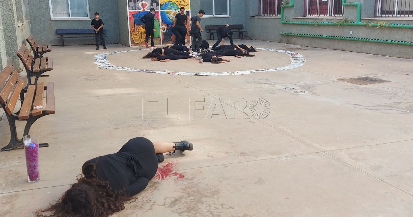 El alumnado de arte del IES Rusadir realiza una 'performance' contra la violencia de género