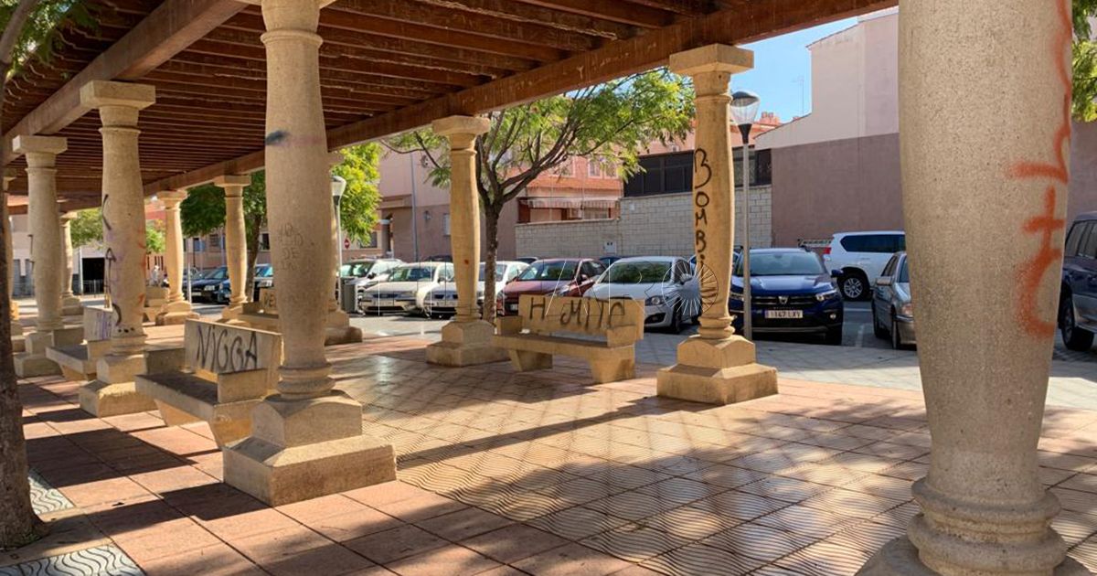 La Plaza de las Conchas repleta de suciedad, destrozos y grafitis