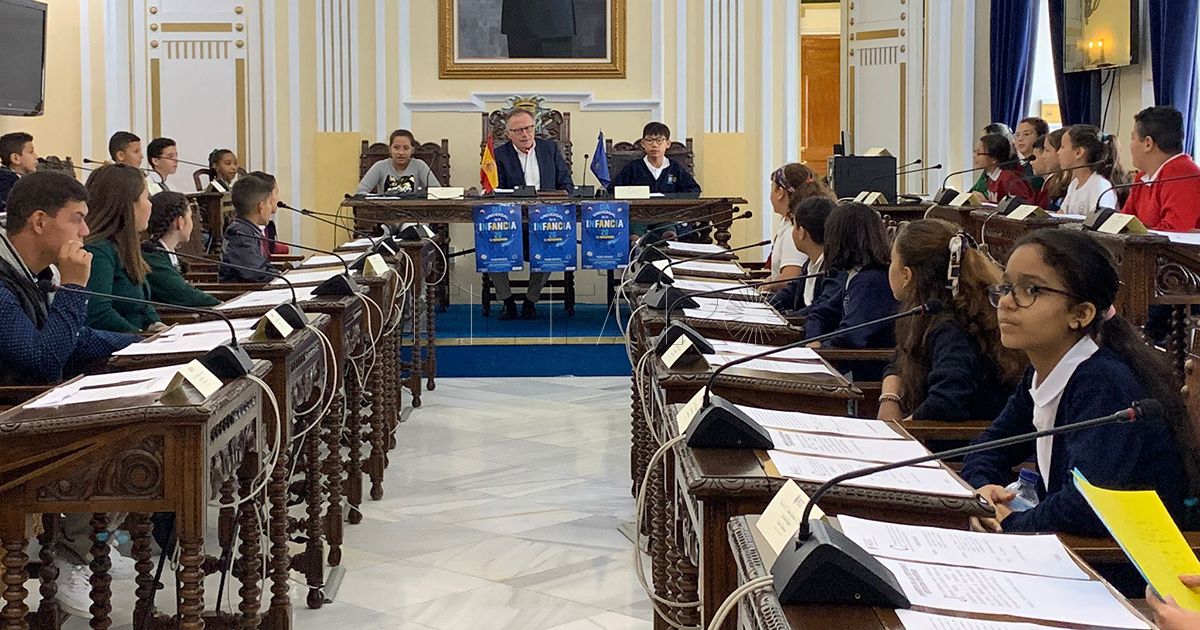Alumnos de Melilla se convierten en diputados por un día en el pleno infantil