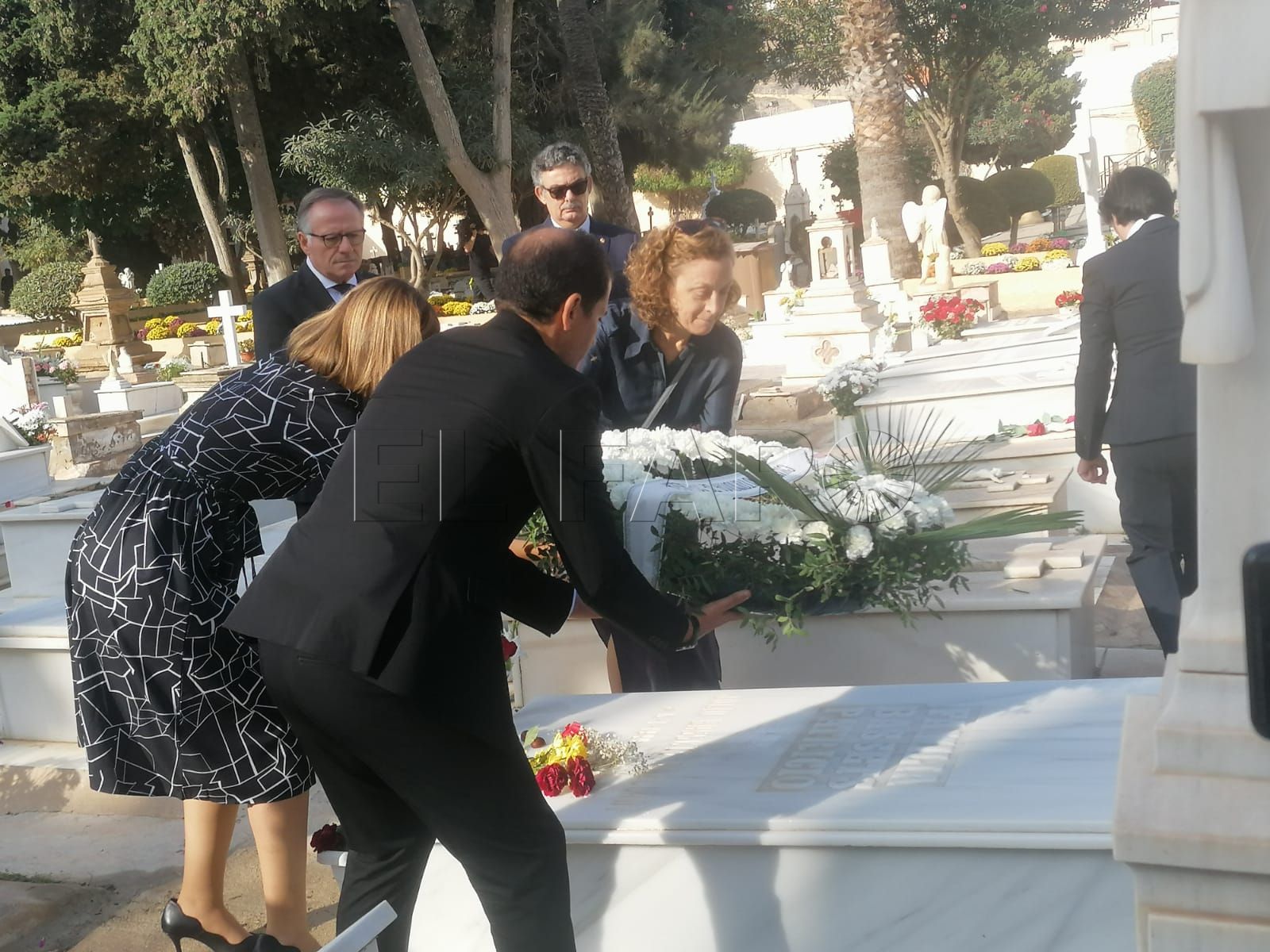La Ciudad realiza la tradicional ofrenda floral a las personas de especial recuerdo para Melilla