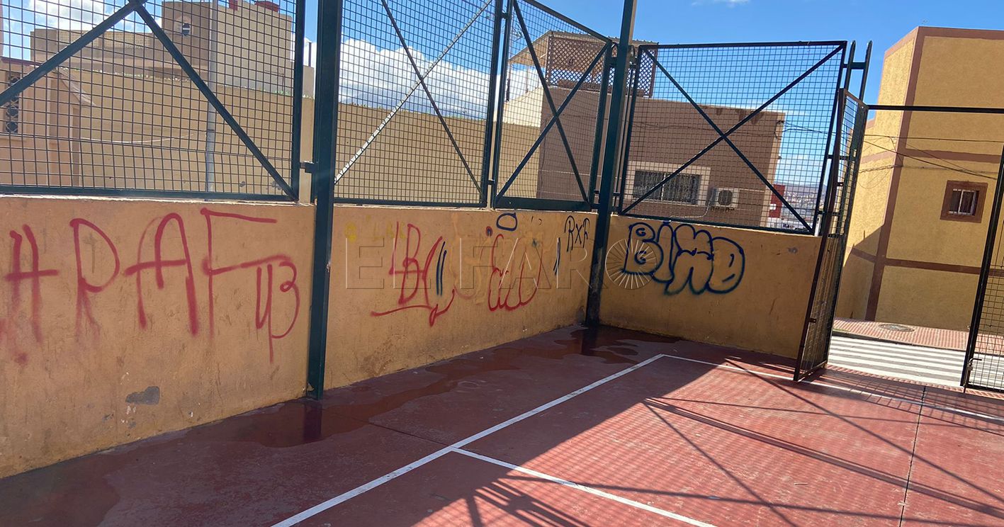 Vecinos de Cabrerizas protestan por el estado de la pista de fútbol sala
