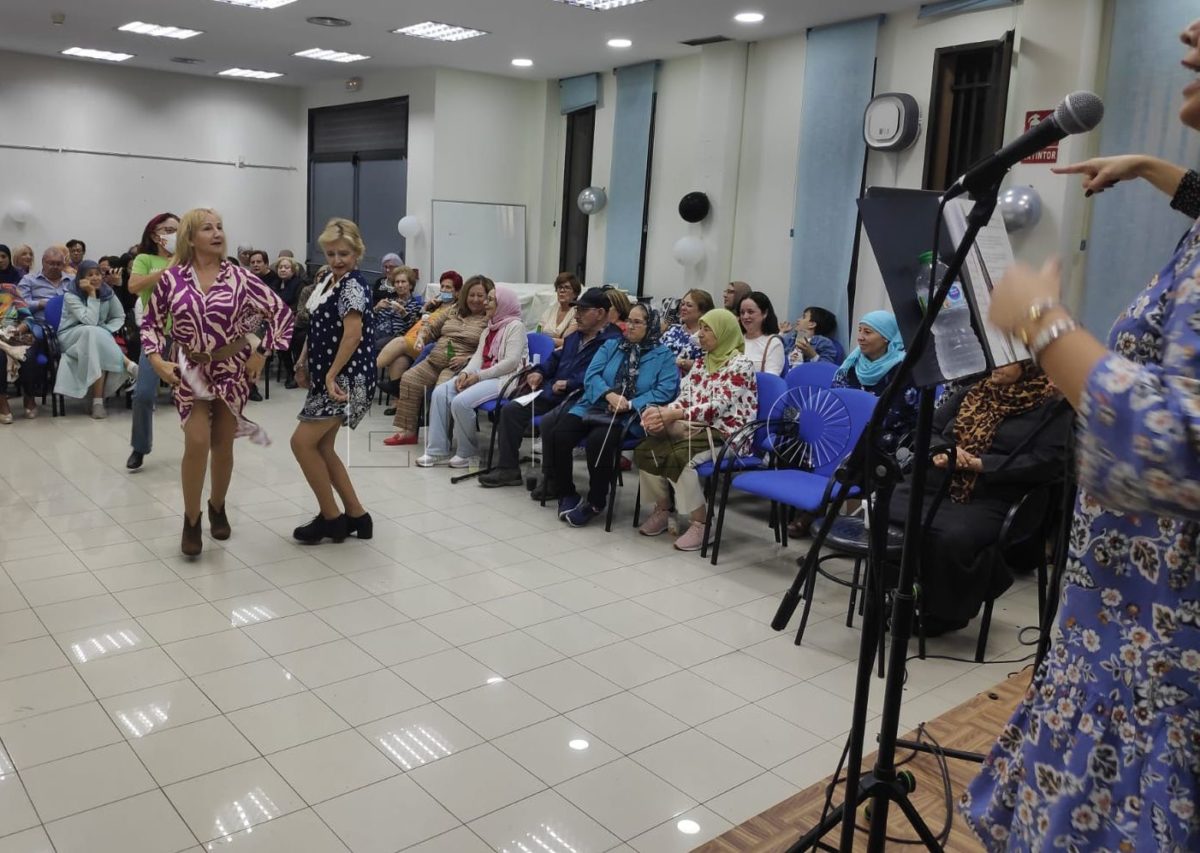 Aulas Culturales de Mayores celebra su 44º aniversario entre juegos y bailes